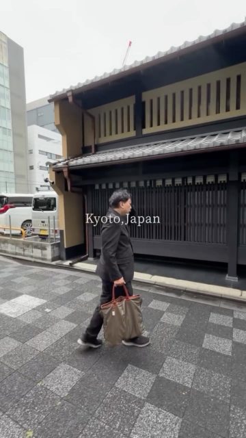 京都で開催するHANA GRAPHIC ART展に向けて、
会場となる「嶋臺ギャラリー（SHIMADAI GALLERY KYOTO）」を訪れました。

歴史を重ねた空間の中を歩きながら、
花と空間がどのように響き合うのかを想像する時間。

光の入り方、
空気の流れ、
視線の移ろい。

一つひとつを確かめながら、
展示の輪郭を少しずつ描いています。

2026年10月。

この場所で生まれる景色を、
ぜひ楽しみにお待ちください。

┈┈┈┈┈┈┈┈┈┈

As we prepare for the upcoming HANA GRAPHIC ART Exhibition in Kyoto,
we visited the venue, SHIMADAI GALLERY KYOTO.

Walking through this historic space,
we spent time imagining how flowers and the environment might resonate with one another.

The way the light enters.
The flow of the air.
The movement of the gaze.

Carefully observing each element,
we are gradually shaping the outline of the exhibition.

October 2026, Kyoto.

We look forward to sharing the scenery that will unfold in this space.

┈┈┈┈┈┈┈┈┈┈

Flower Artist 川崎景太
@keitakawasaki_official

┈┈┈┈┈┈┈┈┈┈
#keitakawasaki #flowerart #modernart #現代アート #花のある暮らし