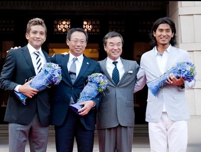 神奈川県主催ワールドカップ2010南アフリカ大会出場選手への感謝会　ワールドカップ優勝杯トロフィーをイメージしデザインした贈呈花を造作しました。日本代表選手の魂を引き続き今大会での飛躍を願ってます。
#keitakawasaki #flowerartist #fifaworldcup 
#artwork #presentationflowers