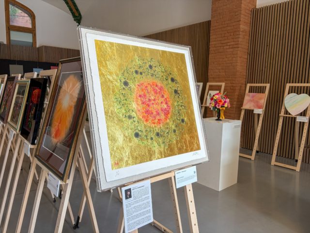 6月の金沢21世紀美術館での展示に続き、先月9月にスペイン・バルセロナにて開催された「世界平和美術展2026（WORLD PEACE ART EXHIBITION 2026 Kanazawa to Barcelona）」にHANA GRAPHIC ARTの作品を出展いたしました。

今回の舞台となったのは、ユネスコ世界文化遺産にも登録されている歴史的建造物「サン・パウ病院」。

芸術と歴史が息づく特別な空間で、国や文化の垣根を越え、多くの方々にHANA GRAPHIC ARTの世界観、そして日本が誇る伝統技術やものづくりの美しさに触れていただく貴重な機会となりました。

これからも花が持つ生命の美しさと、日本の繊細な美意識を、アートを通じて世界へ届けてまいります。

そして、いよいよ今週末からは京都での個展がスタートします。
世界中から多くの人々が訪れる古都・京都。日本の伝統文化や美意識が今なお息づくこの地で、HANA GRAPHIC ARTの新たな表現をお披露目いたします。

今回の個展では、京都の伝統工芸「手描き京友禅」と融合した新作も初公開。

受け継がれてきた職人の技と、花がもつ一瞬の生命美が交わる、京都ならではの特別な展示をぜひ会場でご体感ください。

皆さまのご来場を心よりお待ちしております。

┈┈┈┈┈┈┈┈┈┈
About HANA GRAPHIC ART
植物を“生きもの”として捉え、新たな花の表現を追求するフラワーアーティスト・川崎景太によるアートコレクション。
立体的に咲く植物の生命美を平面上に再構築し、一瞬しか存在しない花の美しさを作品として留めます。
儚くも力強い生命の輝きを、時を超えて伝えるアート。
それがHANA GRAPHIC ARTです。

HANA GRAPHIC ART is an art collection by floral artist Keita Kawasaki, who sees plants as living beings and explores new forms of floral expression.
Reconstructing the vital beauty of blooming plants onto a two-dimensional surface, each work captures the fleeting beauty of flowers that exists only for a single moment.
An art form that conveys the delicate yet powerful radiance of life beyond time.
That is HANA GRAPHIC ART.
┈┈┈┈┈┈┈┈┈┈