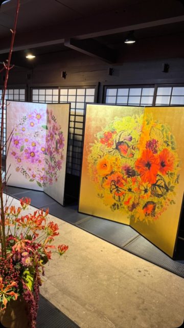 京都・シマダイギャラリーでの個展が、おかげさまで無事に幕を閉じました。

会期中は、想像を超えるほど多くの皆さまにお運びいただき、作品をご高覧いただけましたこと、心より幸せに思っております。

懐かしい方々との心温まる再会、そして、運命のように訪れた新たな出会い。

花が秘める無限の才能と、その美しさの奥に息づく生命の輝きを、皆さまと分かち合えたことは、私にとって何ものにも代えがたい喜びでした。

花を通して心と心が響き合い、言葉を超えた感動が生まれる。

その一瞬一瞬が、私の心に新たなときめきを灯し、ひらめきを呼び覚まし、きらめきに満ちた、かけがえのない時を紡いでくれました。

花は人と人を結び、心を潤し、時には人生に新たな光をもたらしてくれる。

そんな花の持つ不思議な力を、あらためて深く感じた、夢のような日々でした。

皆さまとともに過ごした美しい時間は、私の心の中で、これからも色褪せることなく咲き続けることでしょう。

この感動を胸に、これからも花の可能性を信じ、まだ見ぬ美しさと心震える瞬間を求めて、創作の旅を続けてまいります。

ご来場くださったすべての皆さま、そして、この個展を支えてくださった皆さまへ。

言葉では尽くせぬほどの感謝と、溢れるほどの愛を込めて。

本当にありがとうございました。

フラワーアーティスト
川崎 景太